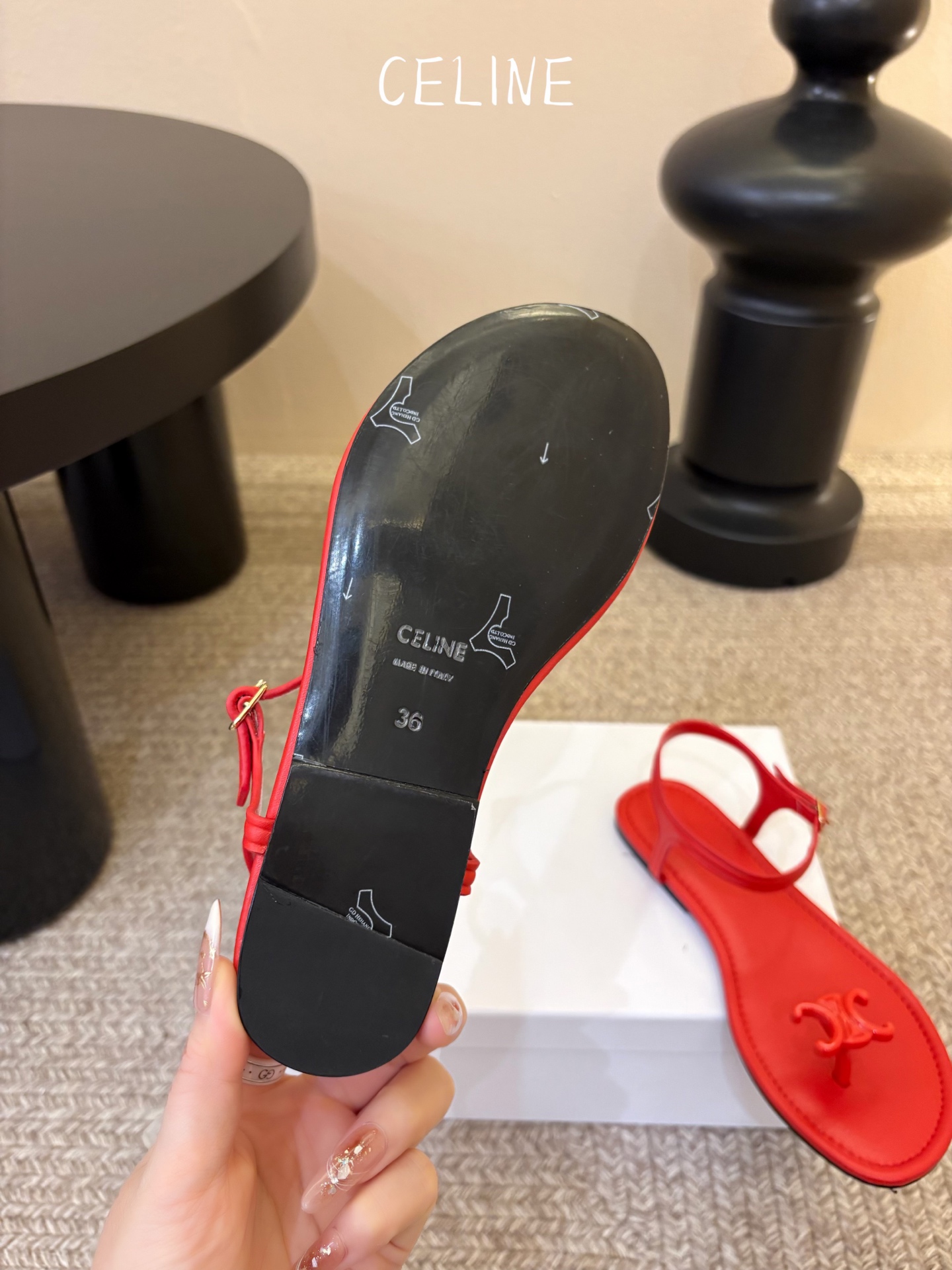 CELINE思琳赛琳一字带拖鞋凉鞋CELINE RUNNER 有CELINE标志侧面凹印鞋面压印CELI
