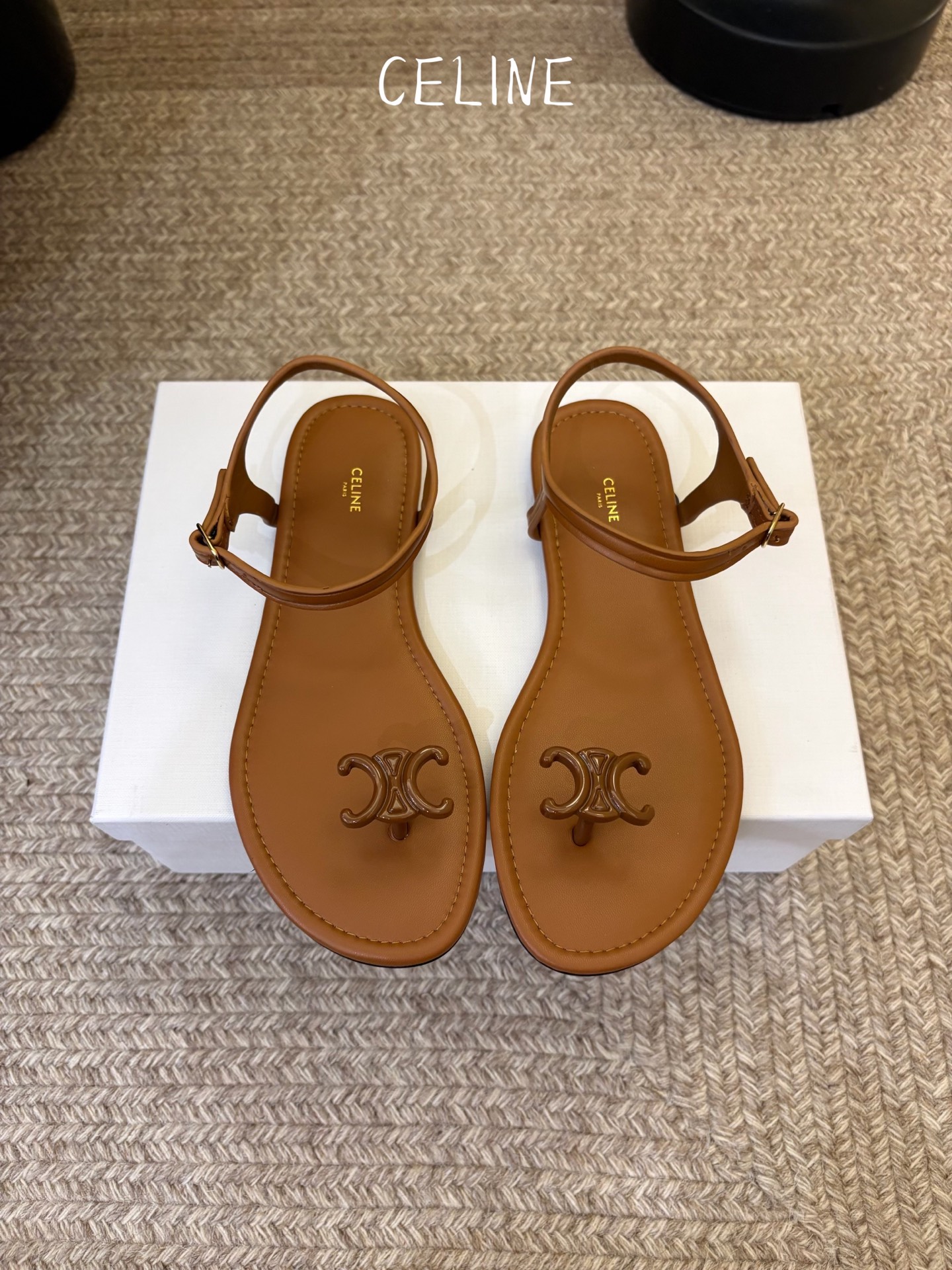 NO:819680,CELINE Celine one-strap slippers sandals CELINE RUNNER with CELINE logo gravure on the side and embossed CELINE logo on the upper embossed CELINE logo thick-soled bread shoes 2026 spring and summer new women's Arc de Triomphe flip-flops flat sandals are clean and neat, increase the height and show the legs, whether worn alone or paired with wide-leg pants, high street and retro let's make CELINE girls together Upper plate material Original inner lining Original outsole 11  Size 35-40 (40. Customized, non-refundable and non-exchangeable), split-toe shoes, celine, celine, sandals, slippers19860909CELINE思琳赛琳一字带拖鞋凉鞋CELINE RUNNER 有CELINE标志侧面凹印鞋面压印CELINE标志厚底面包鞋2026春夏新款女凯旋门夹脚平底凉鞋干净利落,增高显腿细,无论是单穿还是搭配阔腿裤,高街又复古一起来做CELINE女孩 鞋面对版材质 内里原版内里 大底原版11 码数35-40（40.定制不退不换）,分趾鞋,celine,celine,sandals,slippers,Women's Shoes