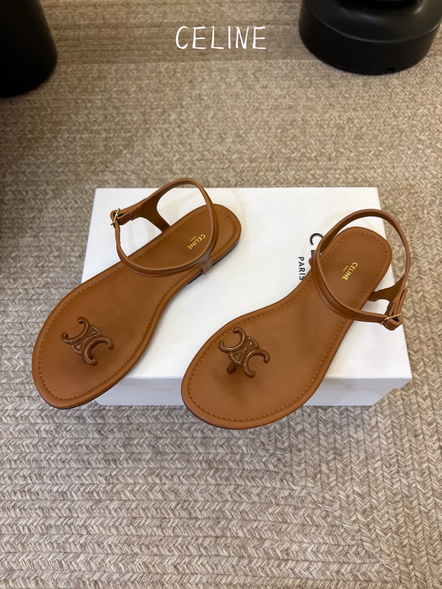 CELINE思琳赛琳一字带拖鞋凉鞋CELINE RUNNER 有CELINE标志侧面凹印鞋面压印CELI