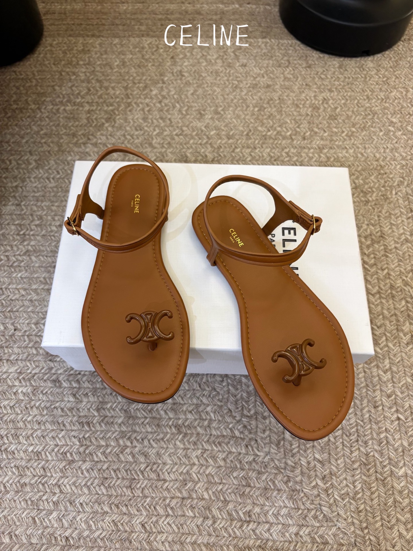 CELINE思琳赛琳一字带拖鞋凉鞋CELINE RUNNER 有CELINE标志侧面凹印鞋面压印CELI
