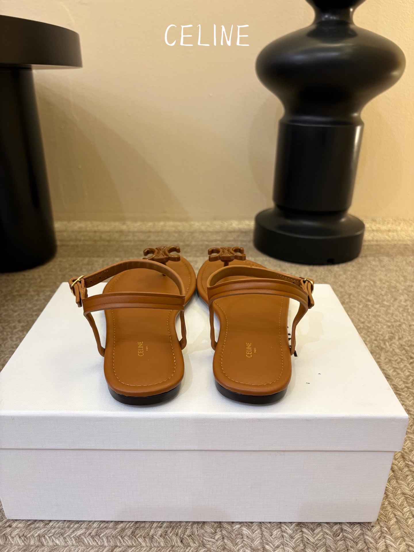 CELINE思琳赛琳一字带拖鞋凉鞋CELINE RUNNER 有CELINE标志侧面凹印鞋面压印CELI