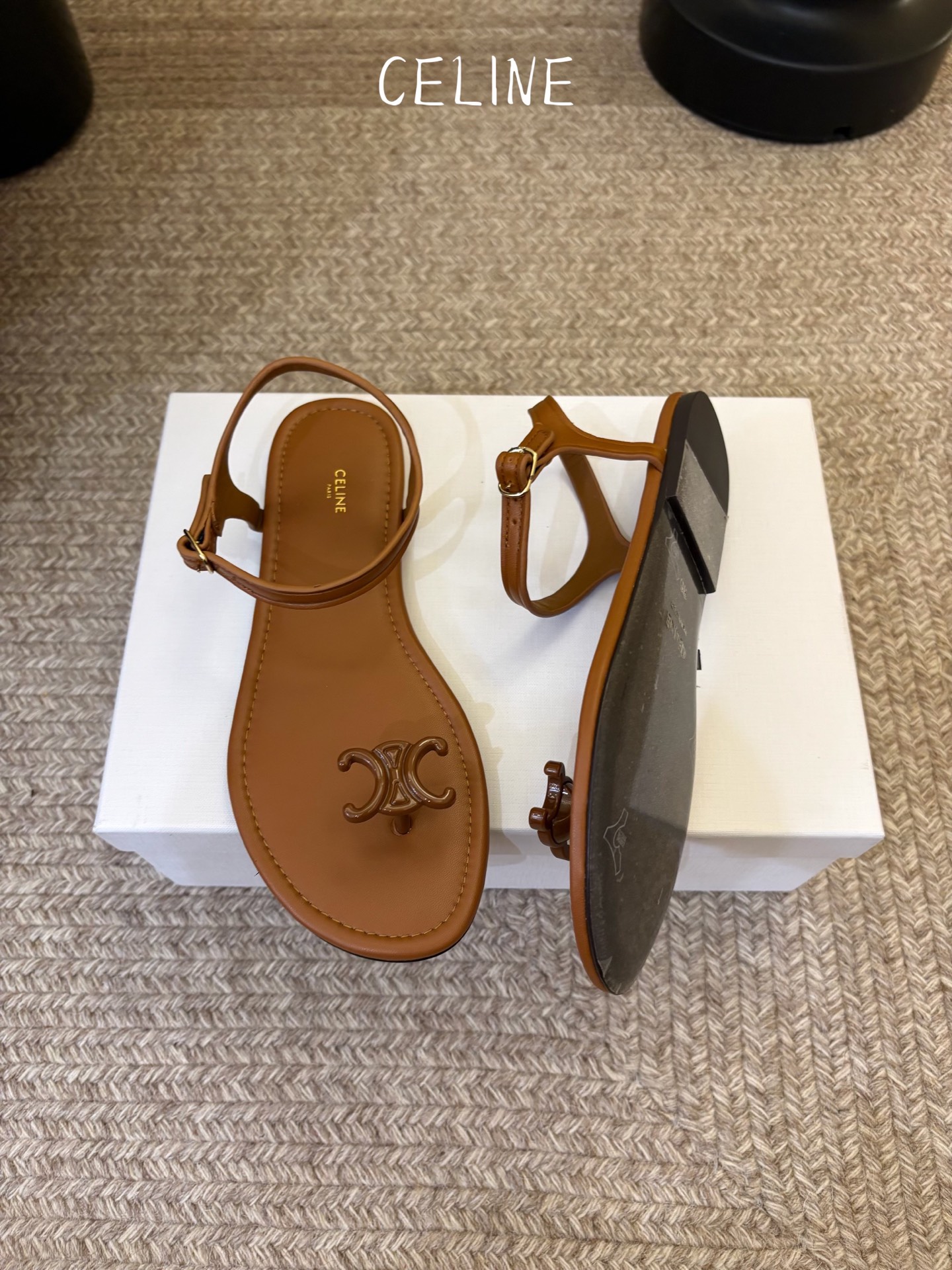 CELINE思琳赛琳一字带拖鞋凉鞋CELINE RUNNER 有CELINE标志侧面凹印鞋面压印CELI