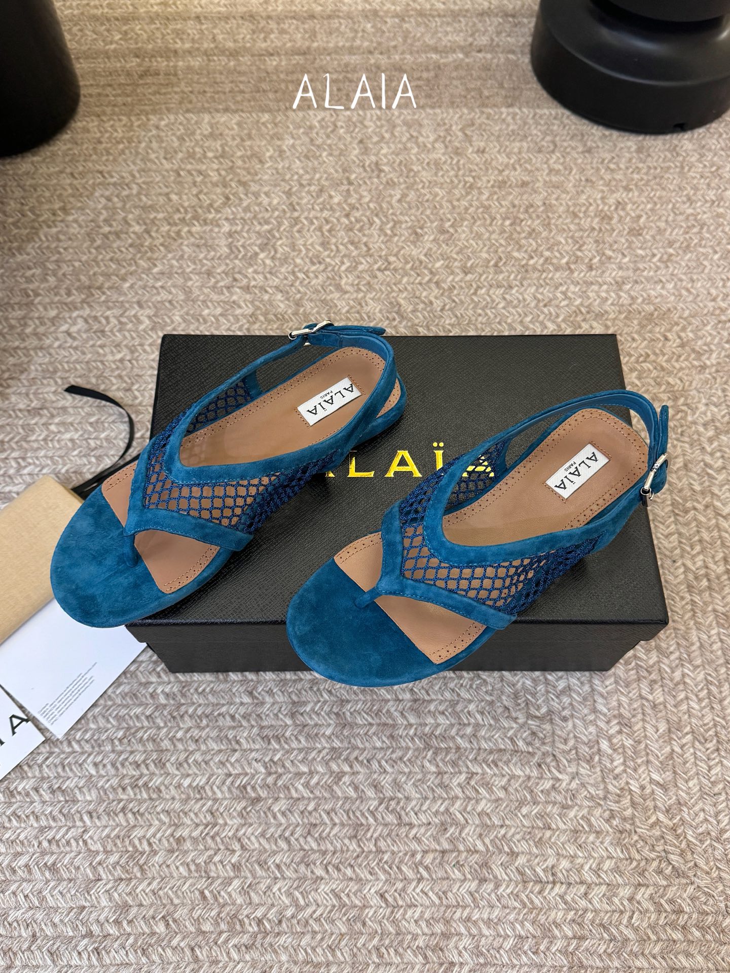 Alaia 走秀款网纱烫钻平底凉鞋甜酷芭蕾风，人气超高的一款芭蕾舞鞋，浪漫又迷人舒适百搭。原版订制羊皮+