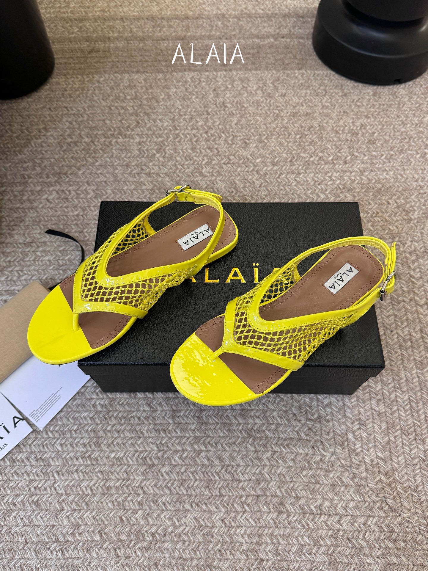 Alaia 走秀款网纱烫钻平底凉鞋甜酷芭蕾风，人气超高的一款芭蕾舞鞋，浪漫又迷人舒适百搭。原版订制羊皮+