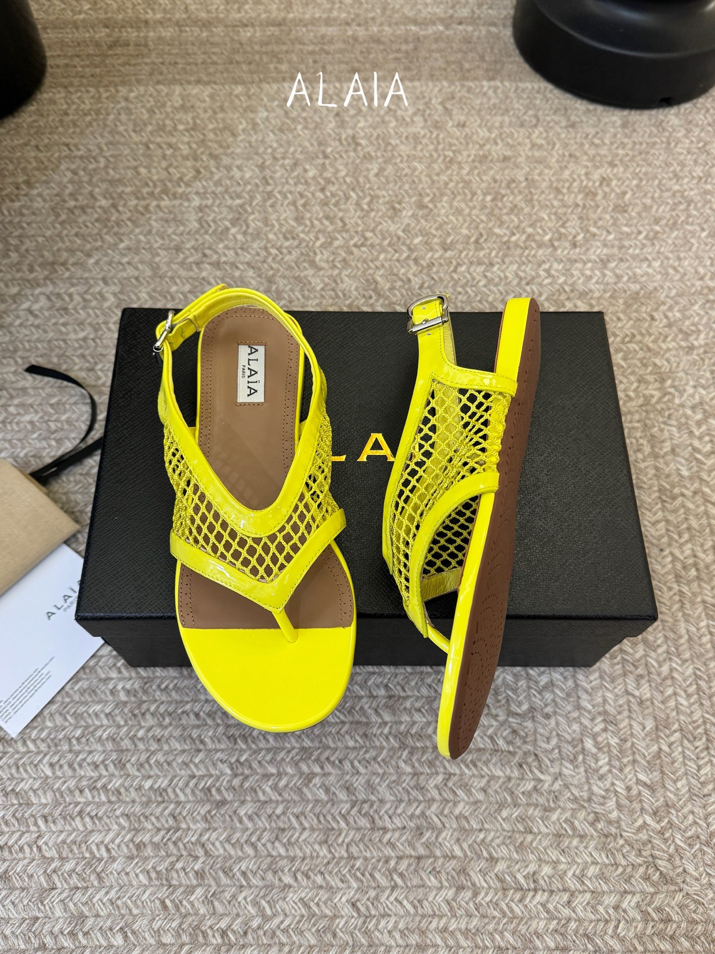 Alaia 走秀款网纱烫钻平底凉鞋甜酷芭蕾风，人气超高的一款芭蕾舞鞋，浪漫又迷人舒适百搭。原版订制羊皮+