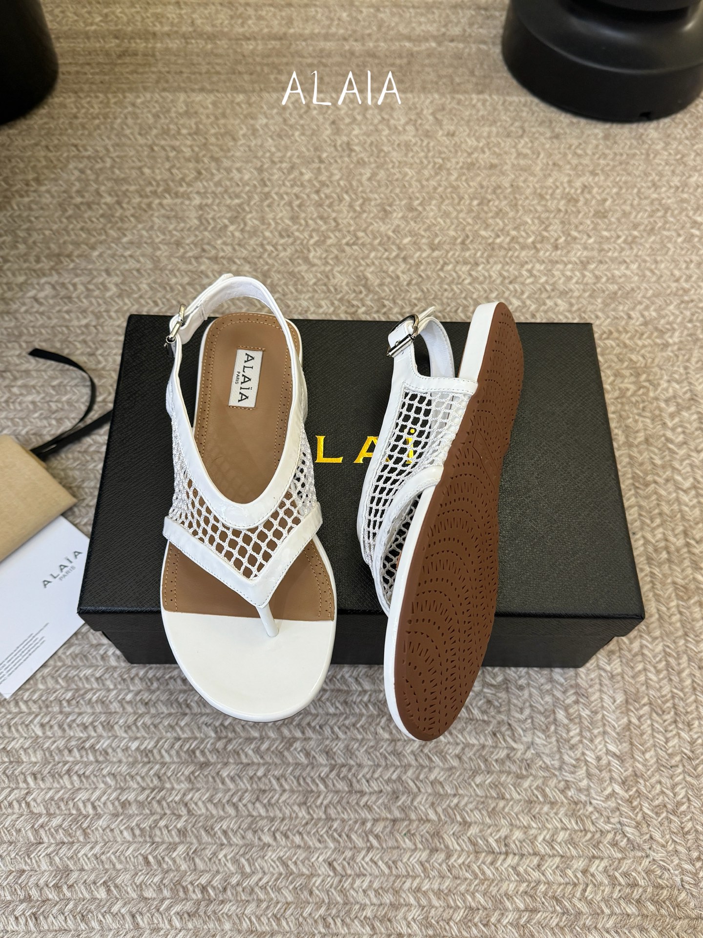 Alaia 走秀款网纱烫钻平底凉鞋甜酷芭蕾风，人气超高的一款芭蕾舞鞋，浪漫又迷人舒适百搭。原版订制羊皮+