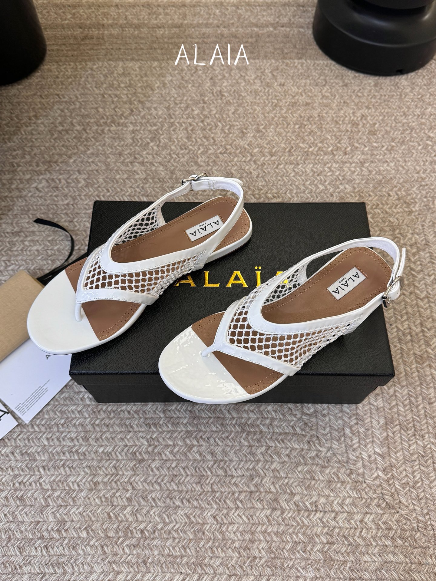Alaia 走秀款网纱烫钻平底凉鞋甜酷芭蕾风，人气超高的一款芭蕾舞鞋，浪漫又迷人舒适百搭。原版订制羊皮+