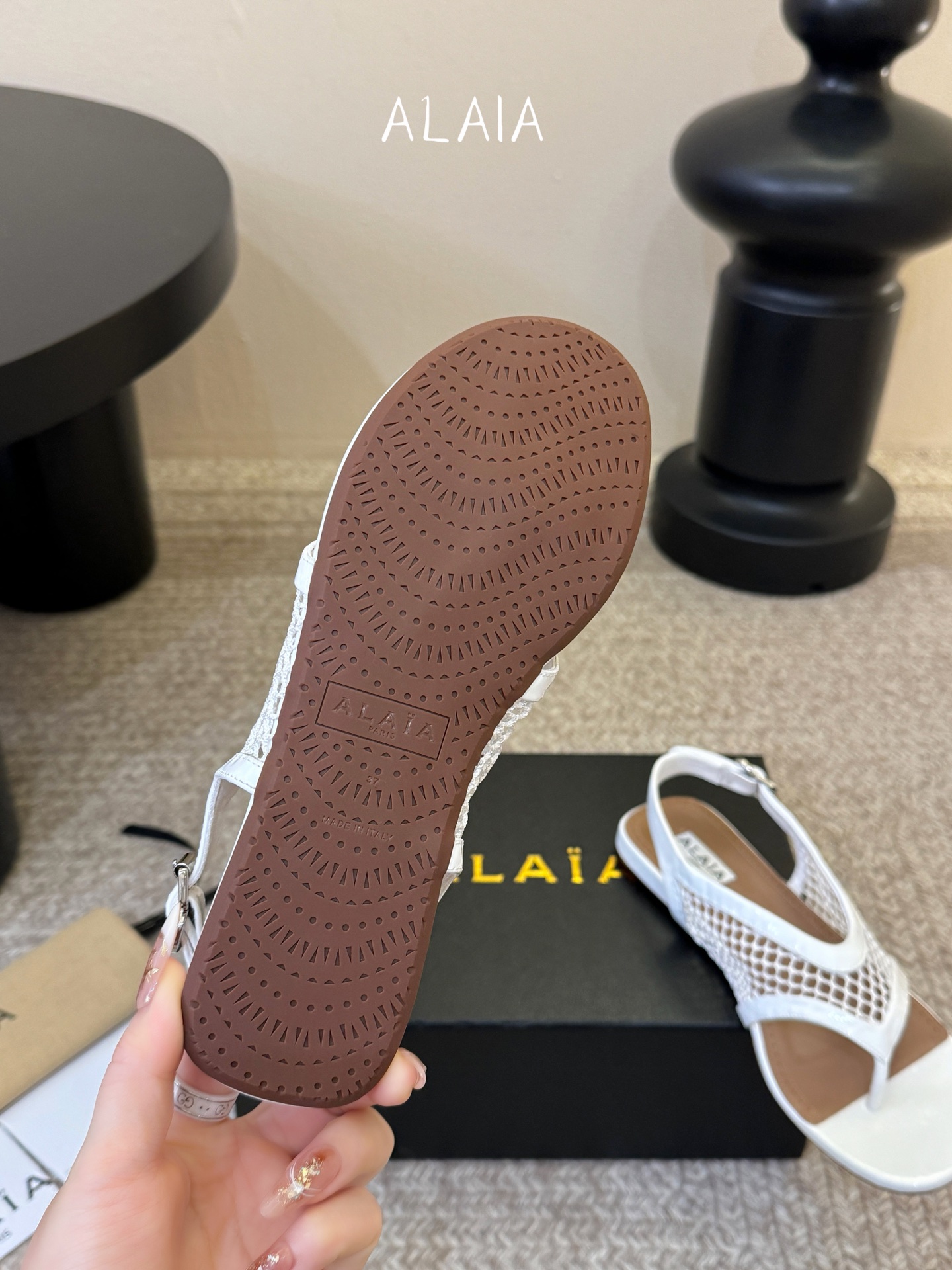 Alaia 走秀款网纱烫钻平底凉鞋甜酷芭蕾风，人气超高的一款芭蕾舞鞋，浪漫又迷人舒适百搭。原版订制羊皮+