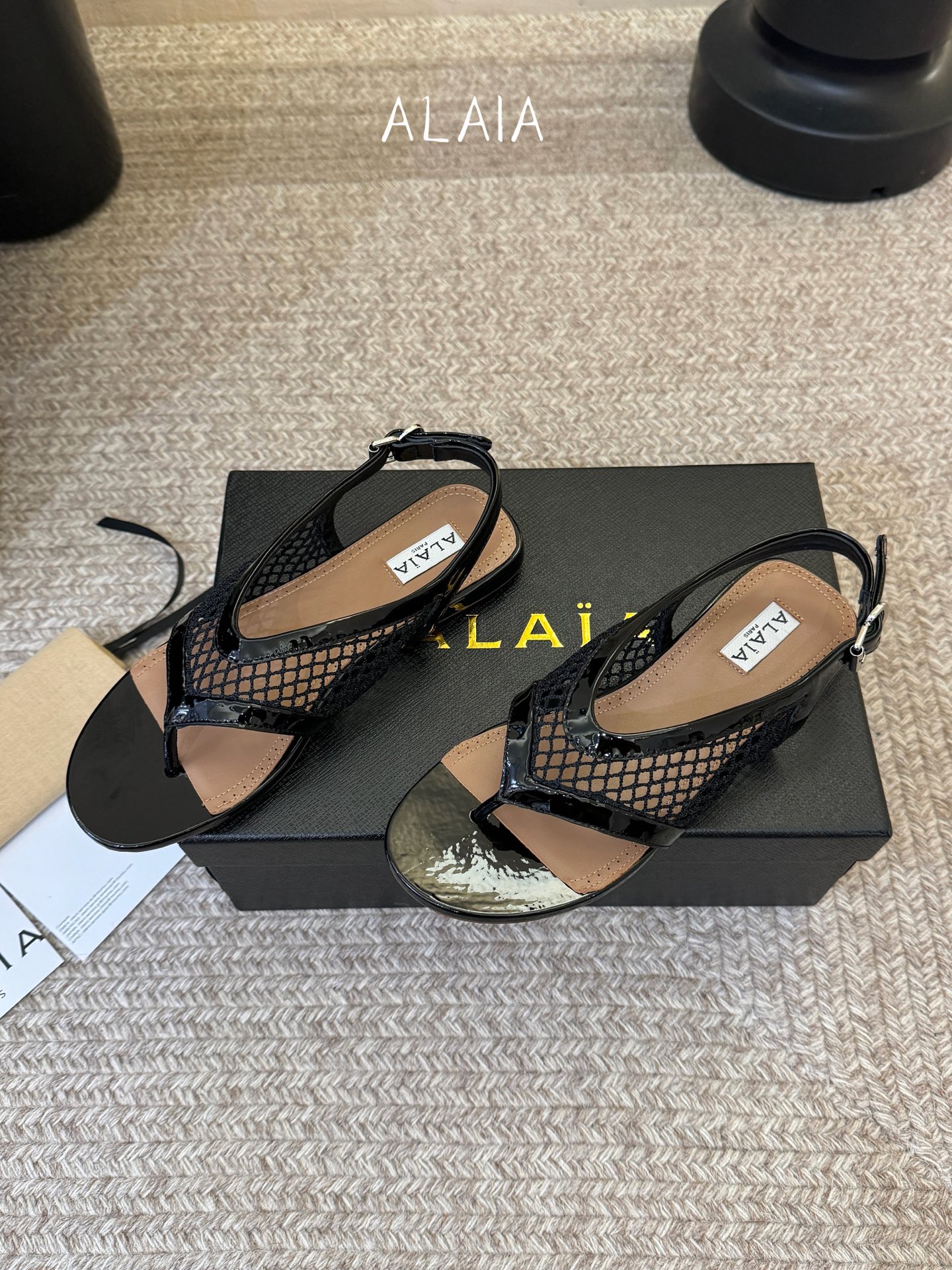 Alaia 走秀款网纱烫钻平底凉鞋甜酷芭蕾风，人气超高的一款芭蕾舞鞋，浪漫又迷人舒适百搭。原版订制羊皮+