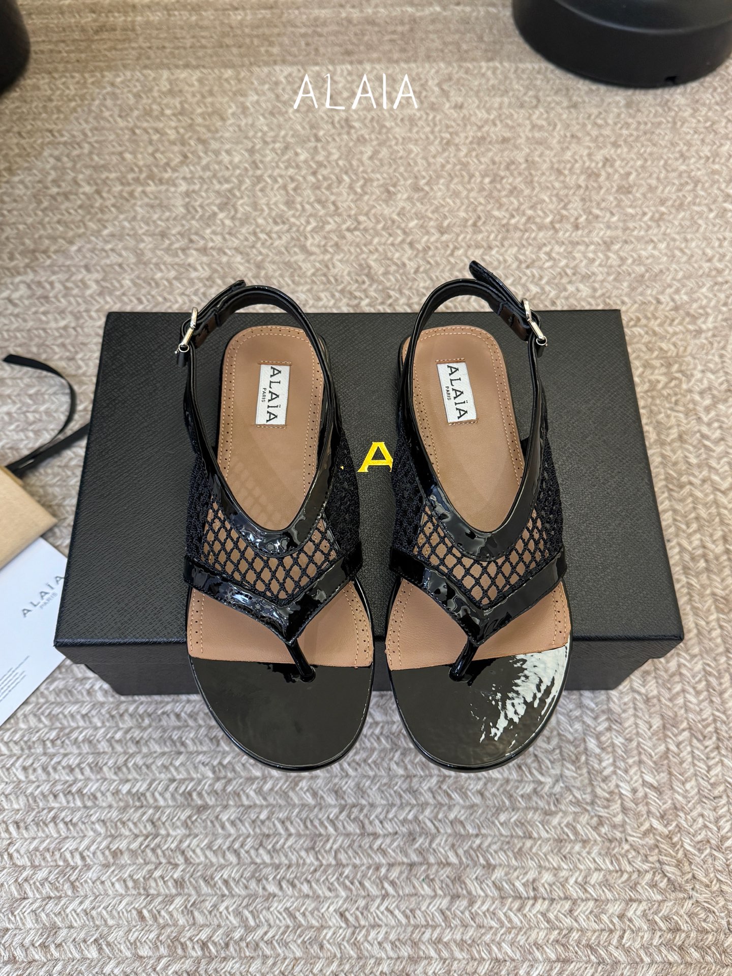 NO:819667,Alaia catwalk style mesh rhinestone flat sandals, sweet and cool ballet style, a very popular ballet shoe, romantic, charming, comfortable and versatile. Original custom-made sheepskin + mesh fabric, sheepskin lining, private molded rubber non-slip outsole, size 35-40, split-toe shoes, alaia, sandals, sheepskin19860909Alaia 走秀款网纱烫钻平底凉鞋 甜酷芭蕾风,人气超高的一款芭蕾舞鞋,浪漫又迷人舒适百搭. 原版订制羊皮+网面料, 羊皮内里,私模橡胶防滑大底, 码数 35-40,分趾鞋,alaia,sandals,sheepskin,Women's Shoes