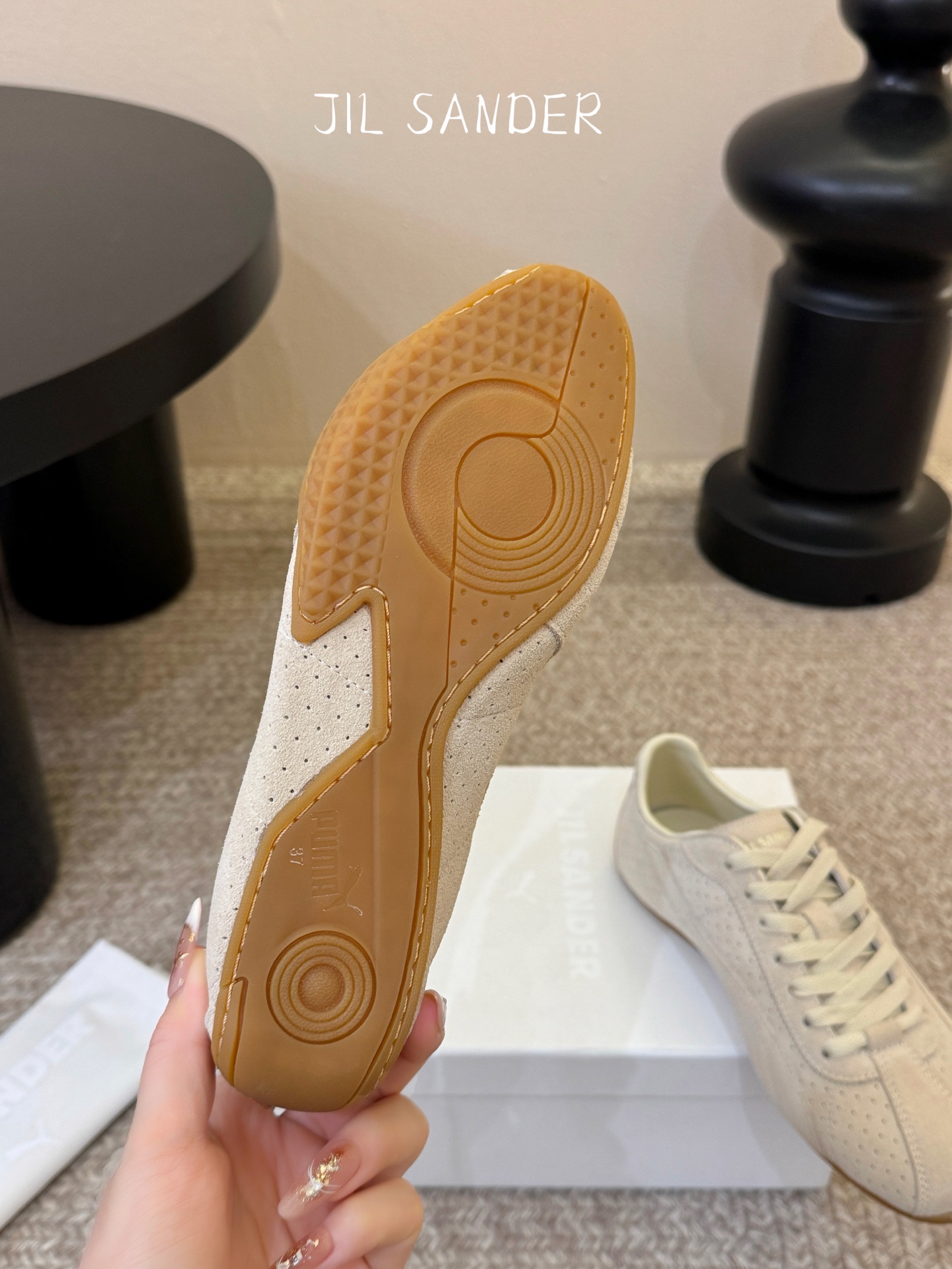 彪马（Puma）Ultrasoft Speedcats Rose同款板鞋有黑底白饰和白底黑饰两种配色，均