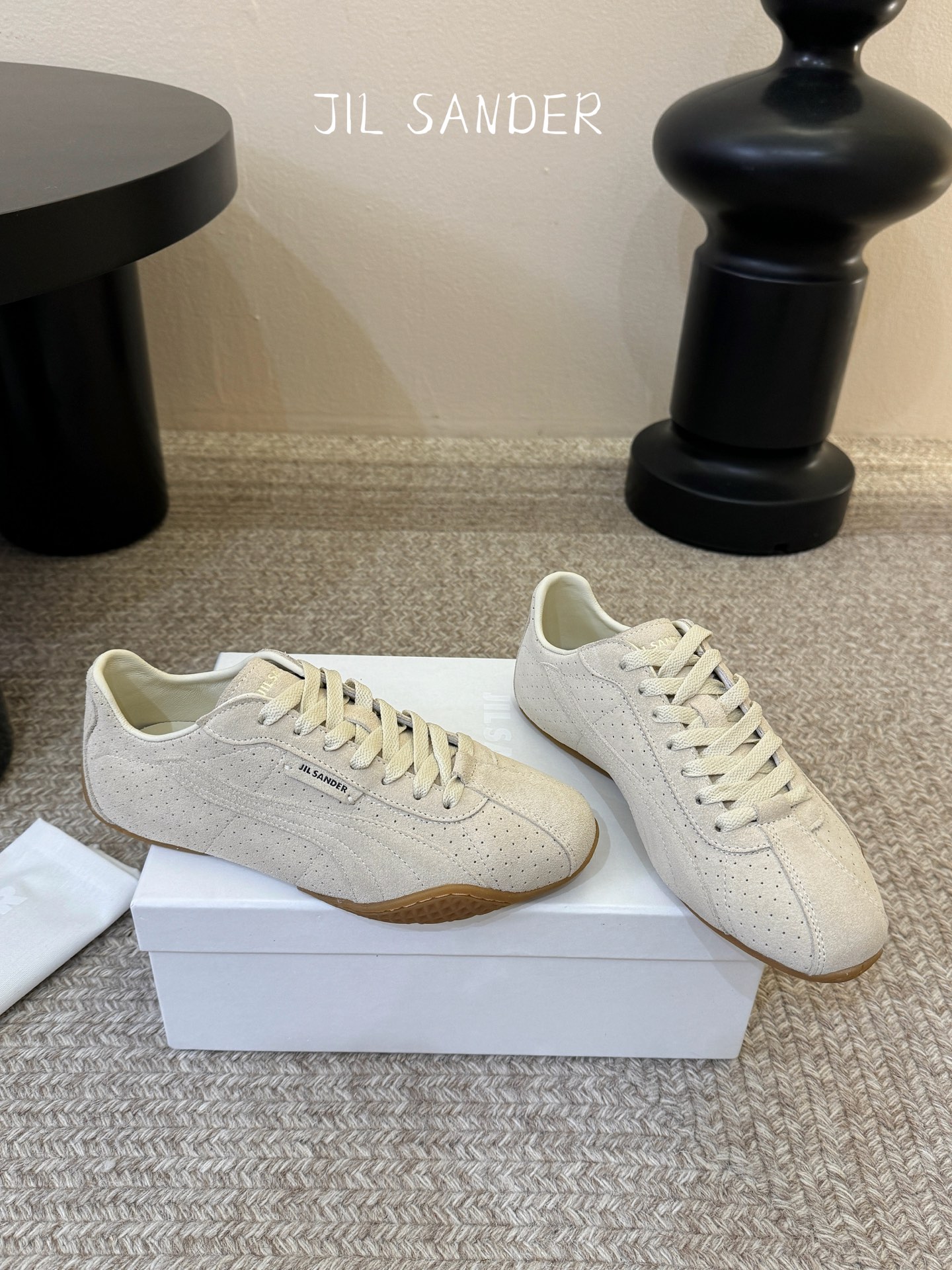彪马（Puma）Ultrasoft Speedcats Rose同款板鞋有黑底白饰和白底黑饰两种配色，均
