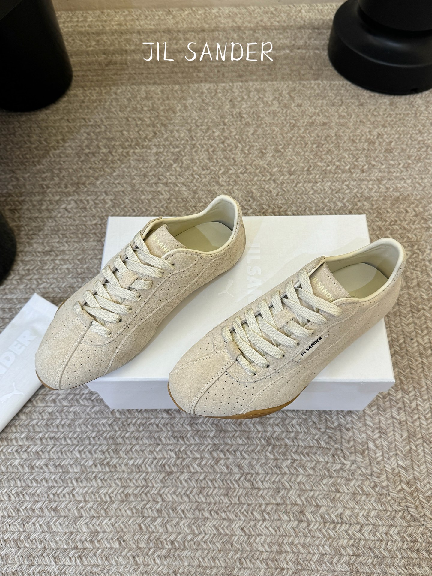 彪马（Puma）Ultrasoft Speedcats Rose同款板鞋有黑底白饰和白底黑饰两种配色，均