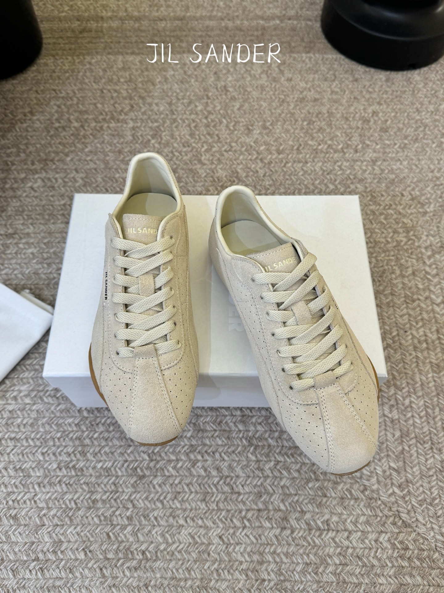 彪马（Puma）Ultrasoft Speedcats Rose同款板鞋有黑底白饰和白底黑饰两种配色，均