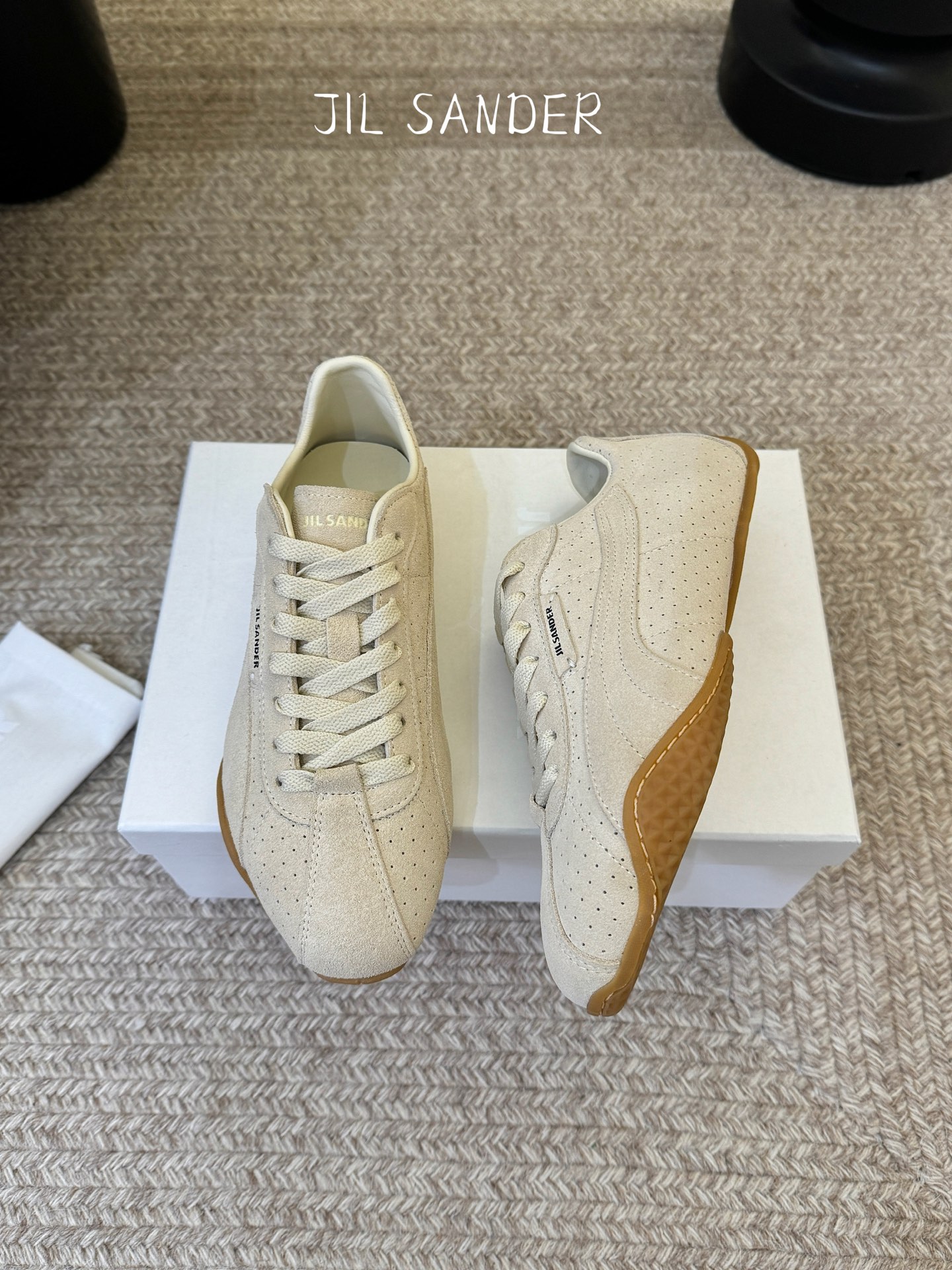 彪马（Puma）Ultrasoft Speedcats Rose同款板鞋有黑底白饰和白底黑饰两种配色，均