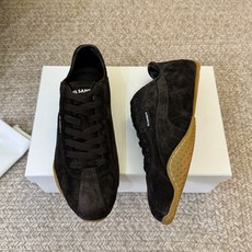彪马(Puma)Ultrasoft Speedcats Rose同款板鞋有黑底白饰和白底黑饰两种配色,均 彪马(Puma)Ultrasoft Speedcats Rose同款板鞋有黑底白饰和白底黑饰两种配色,均