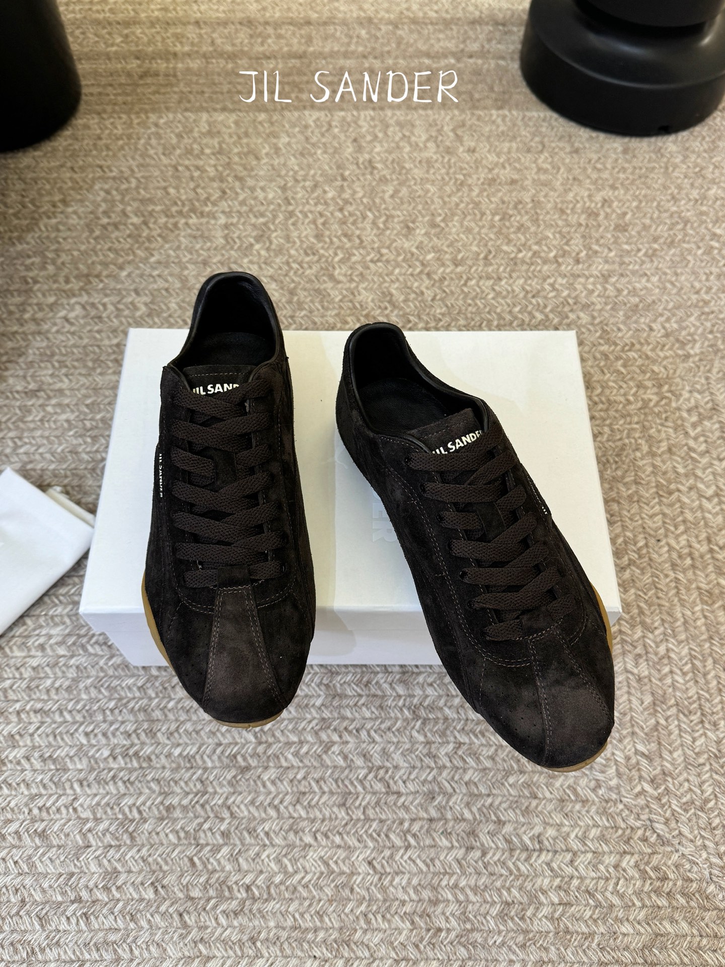 彪马(Puma)Ultrasoft Speedcats Rose同款板鞋有黑底白饰和白底黑饰两种配色,均 彪马(Puma)Ultrasoft Speedcats Rose同款板鞋有黑底白饰和白底黑饰两种配色,均