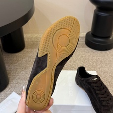 彪马(Puma)Ultrasoft Speedcats Rose同款板鞋有黑底白饰和白底黑饰两种配色,均 彪马(Puma)Ultrasoft Speedcats Rose同款板鞋有黑底白饰和白底黑饰两种配色,均