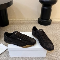 彪马(Puma)Ultrasoft Speedcats Rose同款板鞋有黑底白饰和白底黑饰两种配色,均 彪马(Puma)Ultrasoft Speedcats Rose同款板鞋有黑底白饰和白底黑饰两种配色,均