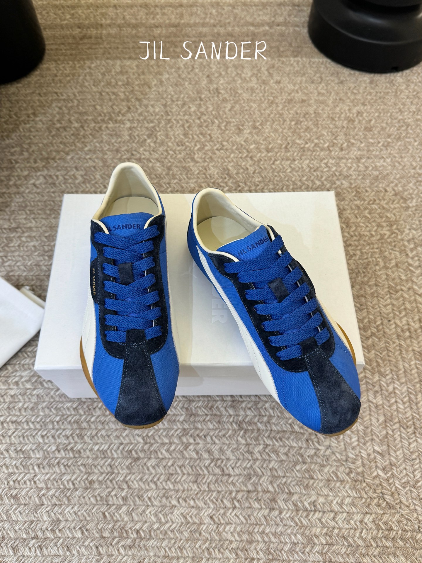 彪马(Puma)Ultrasoft Speedcats Rose同款板鞋有黑底白饰和白底黑饰两种配色,均 彪马(Puma)Ultrasoft Speedcats Rose同款板鞋有黑底白饰和白底黑饰两种配色,均