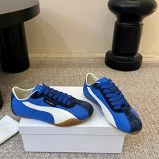 彪马(Puma)Ultrasoft Speedcats Rose同款板鞋有黑底白饰和白底黑饰两种配色,均 彪马(Puma)Ultrasoft Speedcats Rose同款板鞋有黑底白饰和白底黑饰两种配色,均