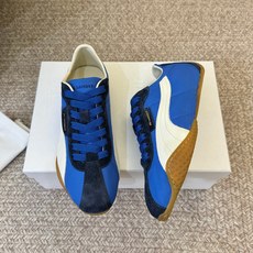 彪马(Puma)Ultrasoft Speedcats Rose同款板鞋有黑底白饰和白底黑饰两种配色,均 彪马(Puma)Ultrasoft Speedcats Rose同款板鞋有黑底白饰和白底黑饰两种配色,均