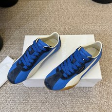 彪马(Puma)Ultrasoft Speedcats Rose同款板鞋有黑底白饰和白底黑饰两种配色,均 彪马(Puma)Ultrasoft Speedcats Rose同款板鞋有黑底白饰和白底黑饰两种配色,均