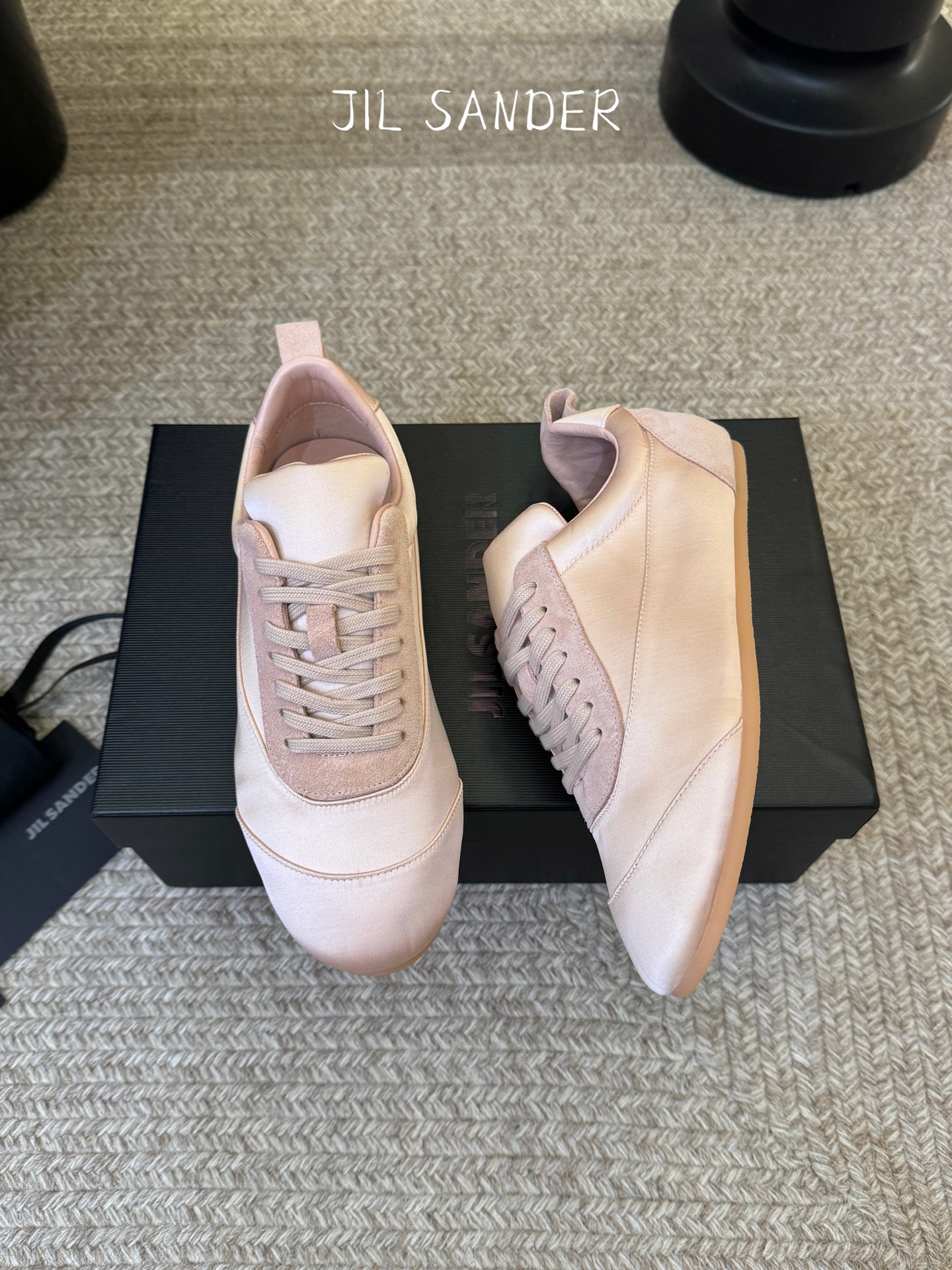 JIL SANDER 吉尔桑达新款 绸缎休闲鞋美到犯规,上脚惊艳到~绸缎光泽感绝了,走路带风都在发光!版 JIL SANDER 吉尔桑达新款 绸缎休闲鞋美到犯规,上脚惊艳到~绸缎光泽感绝了,走路带风都在发光!版