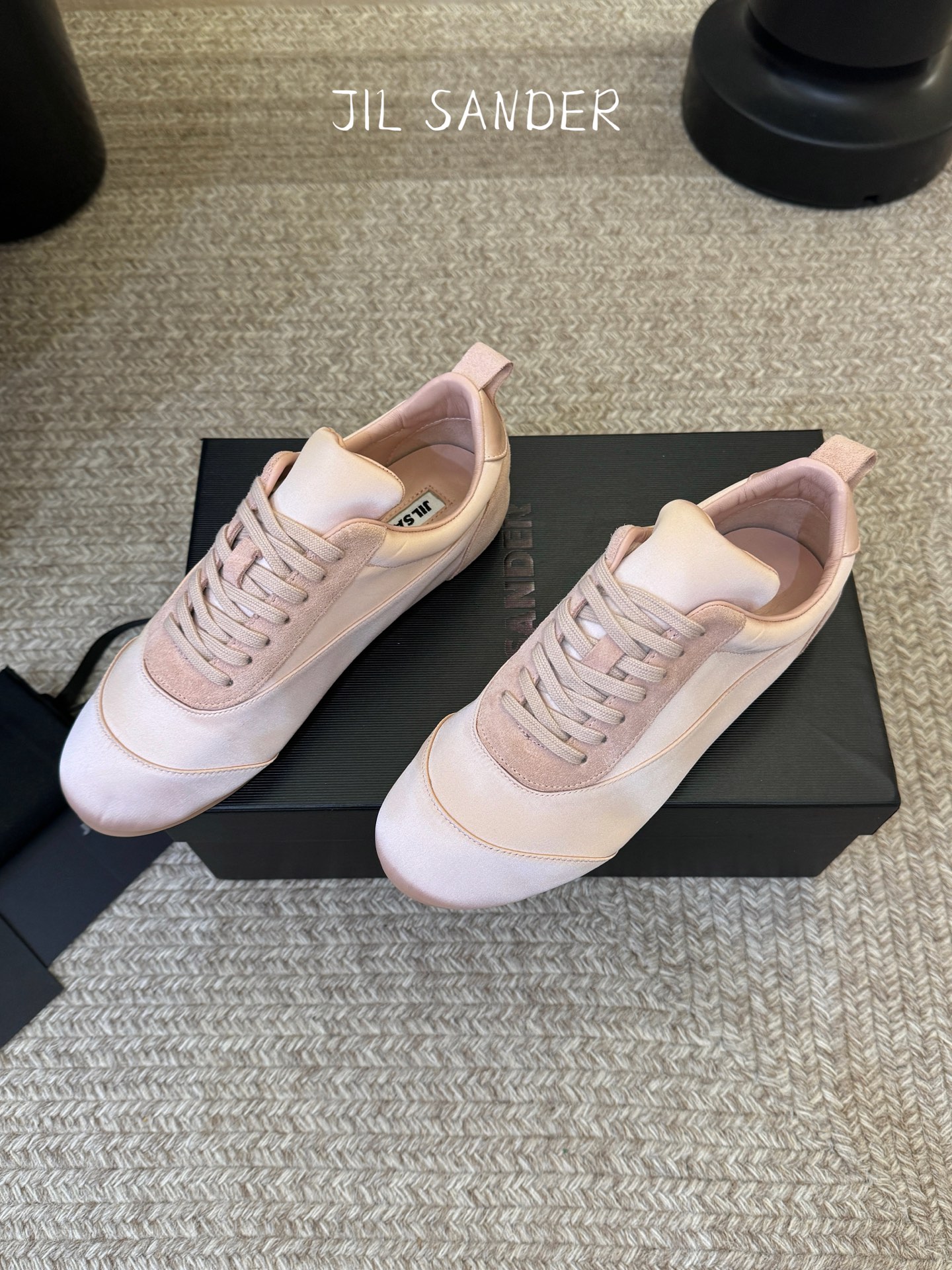 JIL SANDER 吉尔桑达新款 绸缎休闲鞋美到犯规,上脚惊艳到~绸缎光泽感绝了,走路带风都在发光!版 JIL SANDER 吉尔桑达新款 绸缎休闲鞋美到犯规,上脚惊艳到~绸缎光泽感绝了,走路带风都在发光!版