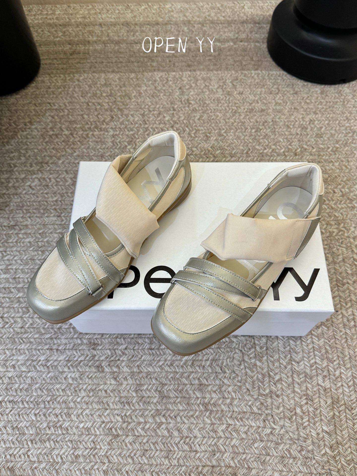 open yy26春夏魔都贴单鞋： 鬼马少女的青春感，鞋面开边珠牛皮➕金属牛皮➕透气网，内里垫脚羊皮，原