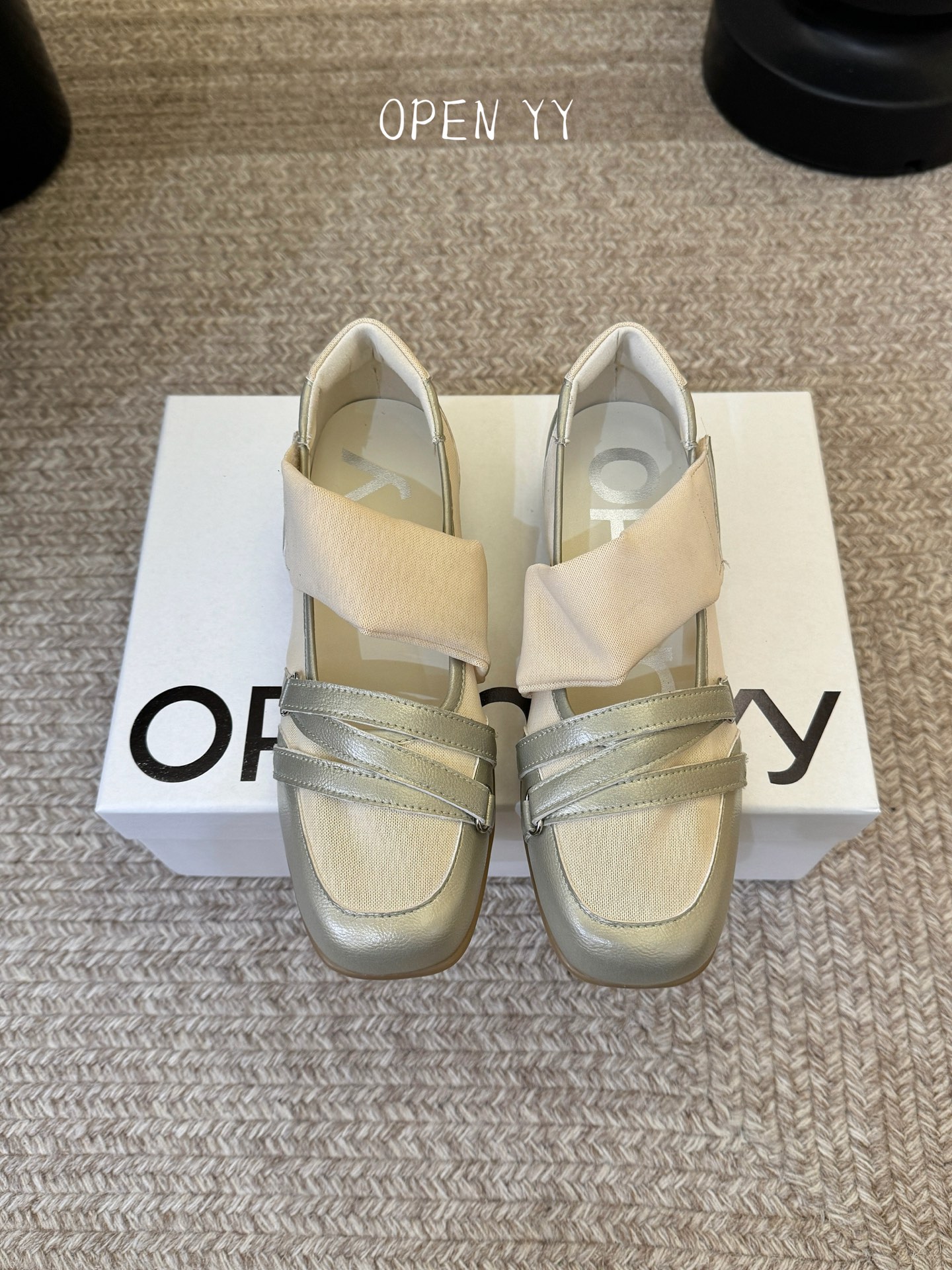 open yy26春夏魔都贴单鞋： 鬼马少女的青春感，鞋面开边珠牛皮➕金属牛皮➕透气网，内里垫脚羊皮，原