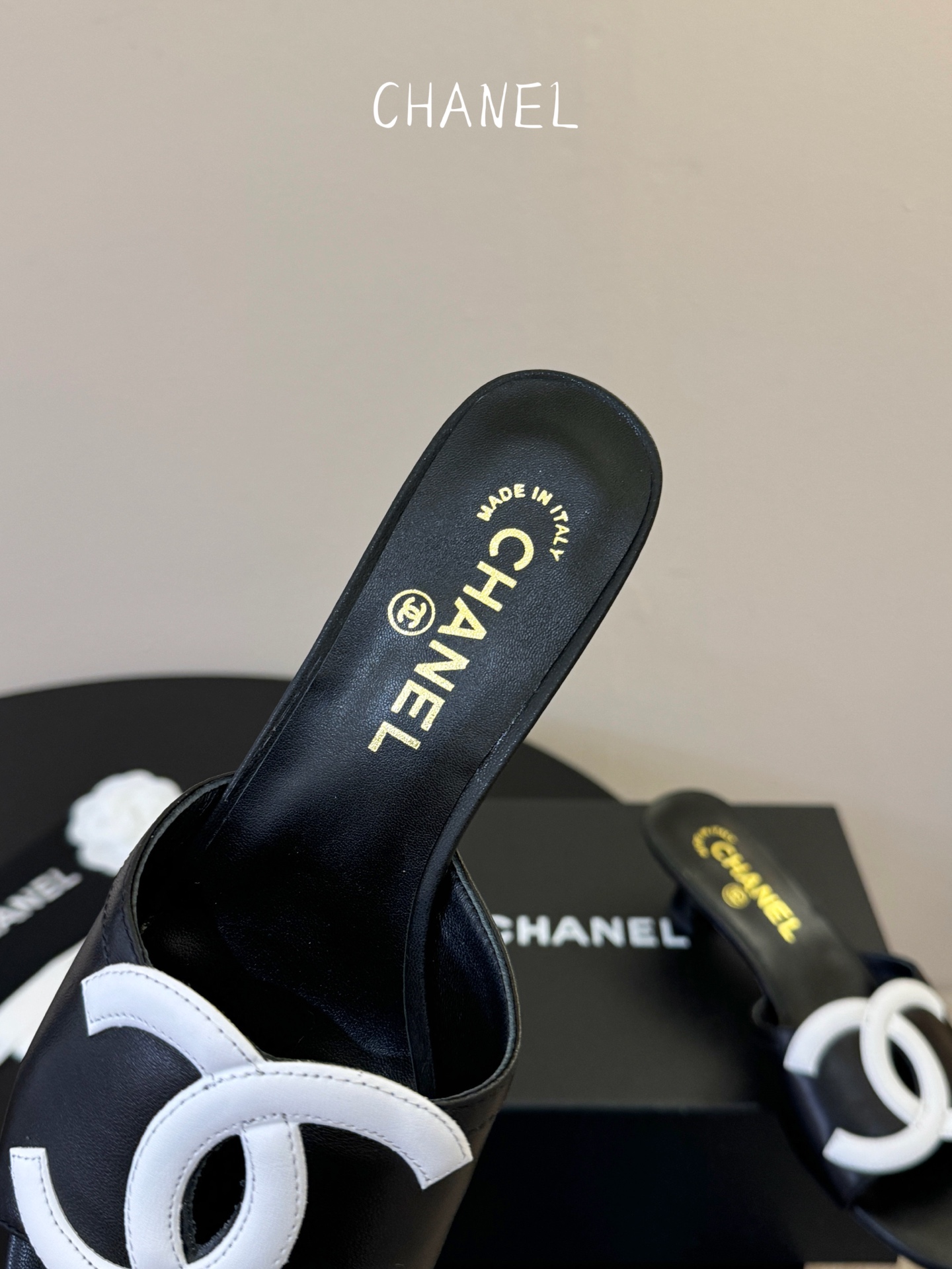 CHANE* ｜小香26S大双C镂空拖鞋以极简轮廓重启法式优雅。标志性大双C镂空设计 利落通透光影下尽显
