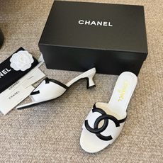 CHANE* |小香26S大双C镂空拖鞋以极简轮廓重启法式优雅。标志性大双C镂空设计 利落通透光影下尽显 CHANE* |小香26S大双C镂空拖鞋以极简轮廓重启法式优雅。标志性大双C镂空设计 利落通透光影下尽显