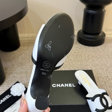 CHANE* |小香26S大双C镂空拖鞋以极简轮廓重启法式优雅。标志性大双C镂空设计 利落通透光影下尽显 CHANE* |小香26S大双C镂空拖鞋以极简轮廓重启法式优雅。标志性大双C镂空设计 利落通透光影下尽显