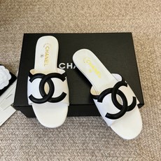 CHANE* |小香26S大双C镂空拖鞋以极简轮廓重启法式优雅。标志性大双C镂空设计 利落通透光影下尽显 CHANE* |小香26S大双C镂空拖鞋以极简轮廓重启法式优雅。标志性大双C镂空设计 利落通透光影下尽显