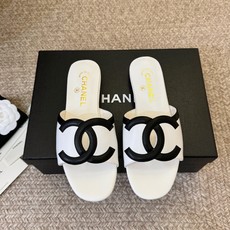 CHANE* |小香26S大双C镂空拖鞋以极简轮廓重启法式优雅。标志性大双C镂空设计 利落通透光影下尽显 CHANE* |小香26S大双C镂空拖鞋以极简轮廓重启法式优雅。标志性大双C镂空设计 利落通透光影下尽显
