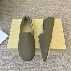 the row26春夏新款平底单鞋奶奶鞋!据说这是本年度最美丽的芭蕾舞 奶奶鞋,法式优雅气质在线、高级又 the row26春夏新款平底单鞋奶奶鞋!据说这是本年度最美丽的芭蕾舞 奶奶鞋,法式优雅气质在线、高级又