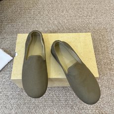 the row26春夏新款平底单鞋奶奶鞋!据说这是本年度最美丽的芭蕾舞 奶奶鞋,法式优雅气质在线、高级又 the row26春夏新款平底单鞋奶奶鞋!据说这是本年度最美丽的芭蕾舞 奶奶鞋,法式优雅气质在线、高级又