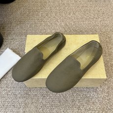 the row26春夏新款平底单鞋奶奶鞋!据说这是本年度最美丽的芭蕾舞 奶奶鞋,法式优雅气质在线、高级又 the row26春夏新款平底单鞋奶奶鞋!据说这是本年度最美丽的芭蕾舞 奶奶鞋,法式优雅气质在线、高级又