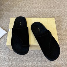 牛绒The RoW26春夏新款简易一片式平底沙滩拖鞋!第一眼看到这个鞋子就爱上了,带点复古味随意搭配都好 牛绒The RoW26春夏新款简易一片式平底沙滩拖鞋!第一眼看到这个鞋子就爱上了,带点复古味随意搭配都好