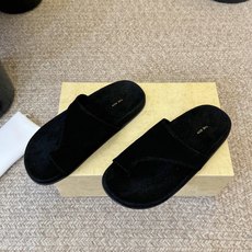 牛绒The RoW26春夏新款简易一片式平底沙滩拖鞋!第一眼看到这个鞋子就爱上了,带点复古味随意搭配都好 牛绒The RoW26春夏新款简易一片式平底沙滩拖鞋!第一眼看到这个鞋子就爱上了,带点复古味随意搭配都好