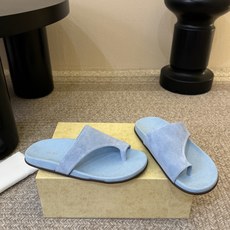 牛绒The RoW26春夏新款简易一片式平底沙滩拖鞋!第一眼看到这个鞋子就爱上了,带点复古味随意搭配都好 牛绒The RoW26春夏新款简易一片式平底沙滩拖鞋!第一眼看到这个鞋子就爱上了,带点复古味随意搭配都好
