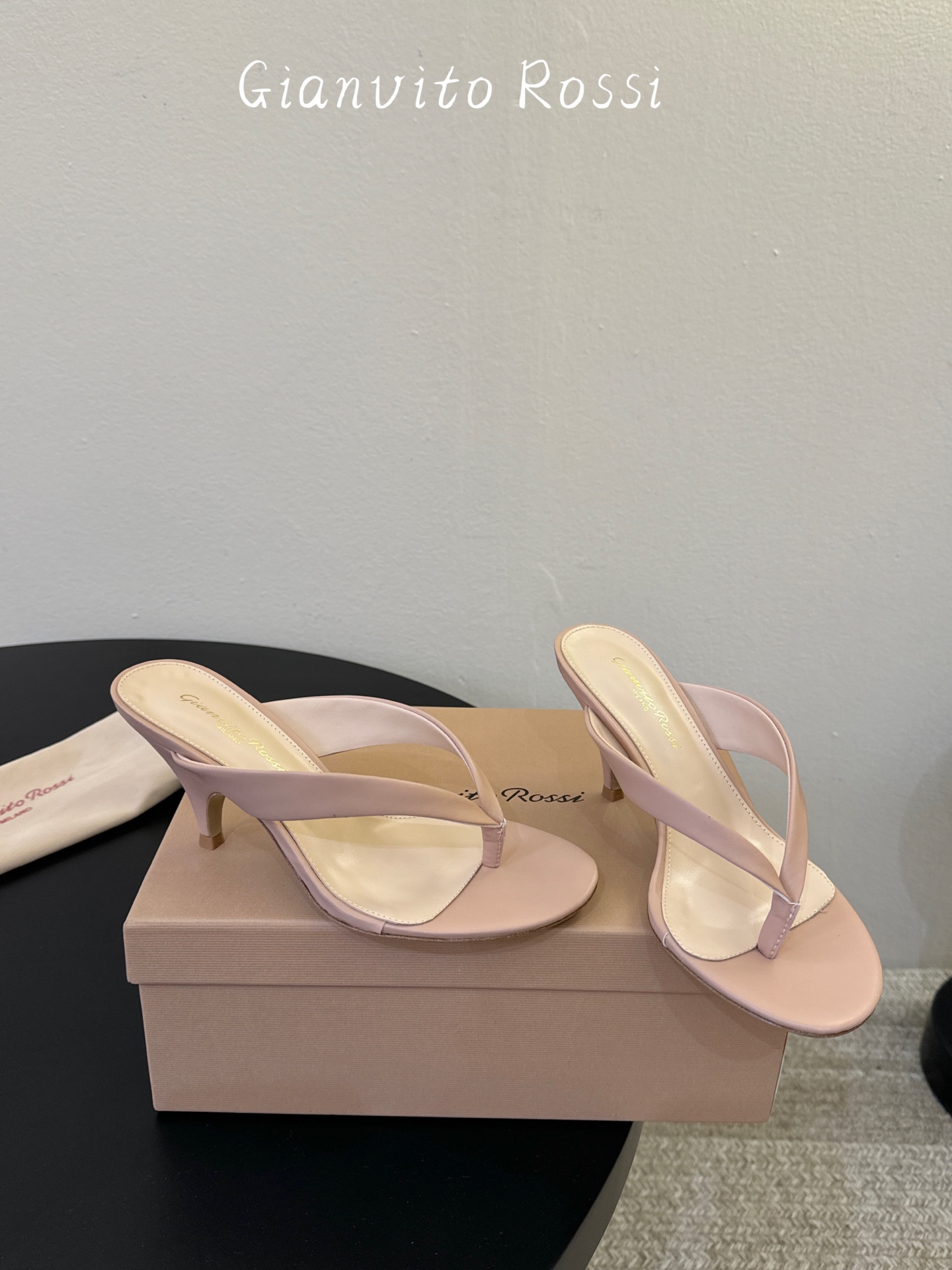 gianvito rossi.夏日夹脚拖鞋面牛皮，垫脚羊皮，意大利真皮底，尺码35-39（40以上定做）