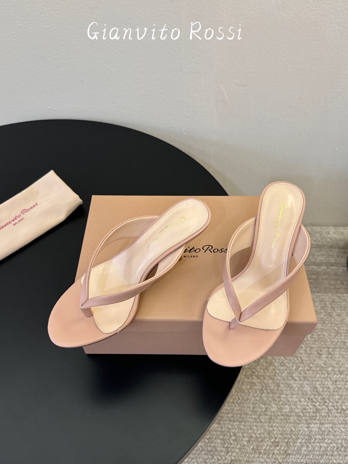 gianvito rossi.夏日夹脚拖鞋面牛皮，垫脚羊皮，意大利真皮底，尺码35-39（40以上定做）