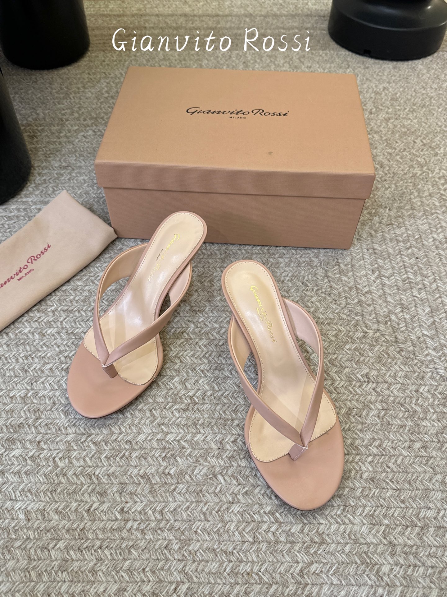 gianvito rossi.夏日夹脚拖鞋面牛皮，垫脚羊皮，意大利真皮底，尺码35-39（40以上定做）
