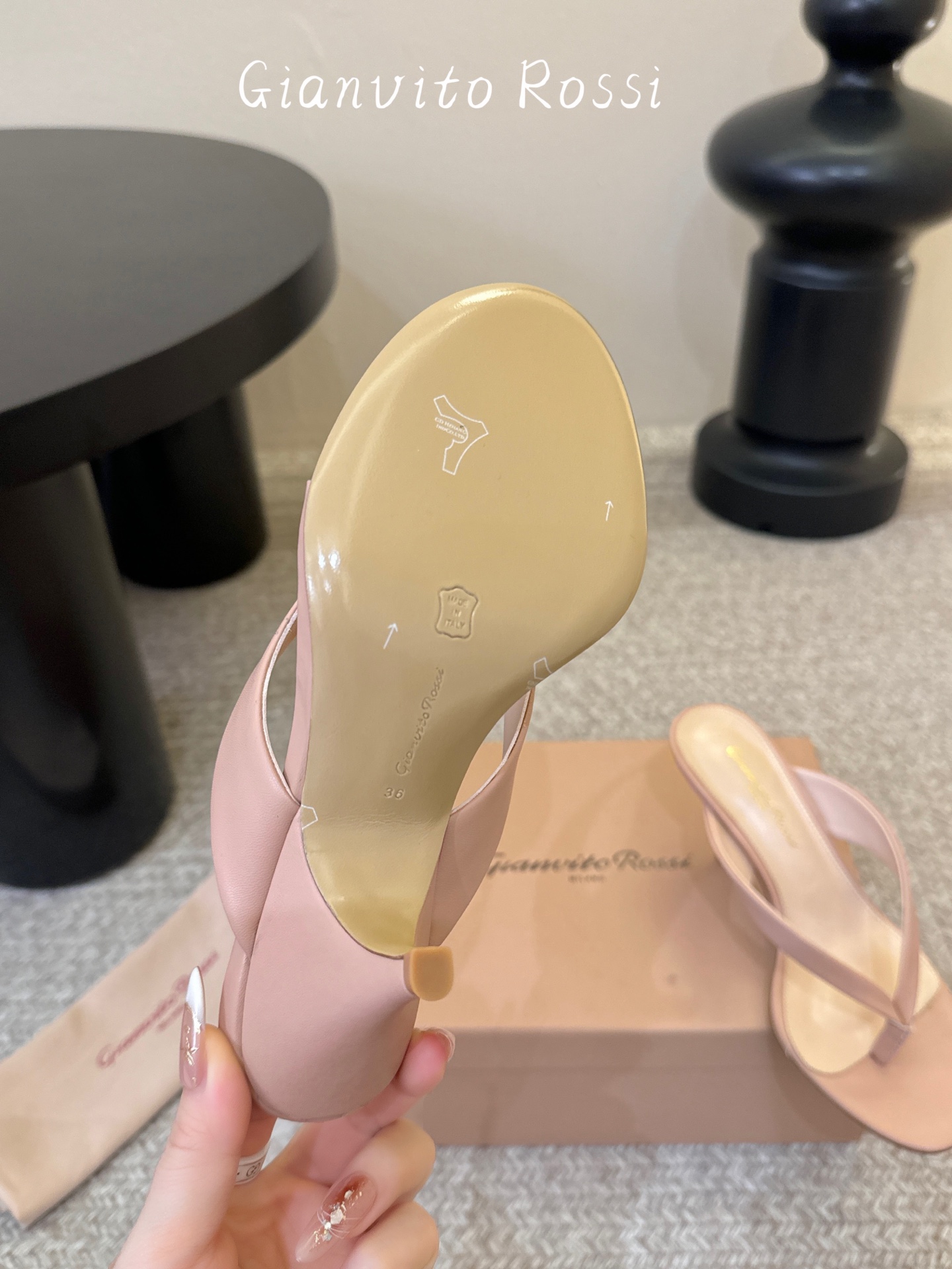 gianvito rossi.夏日夹脚拖鞋面牛皮，垫脚羊皮，意大利真皮底，尺码35-39（40以上定做）