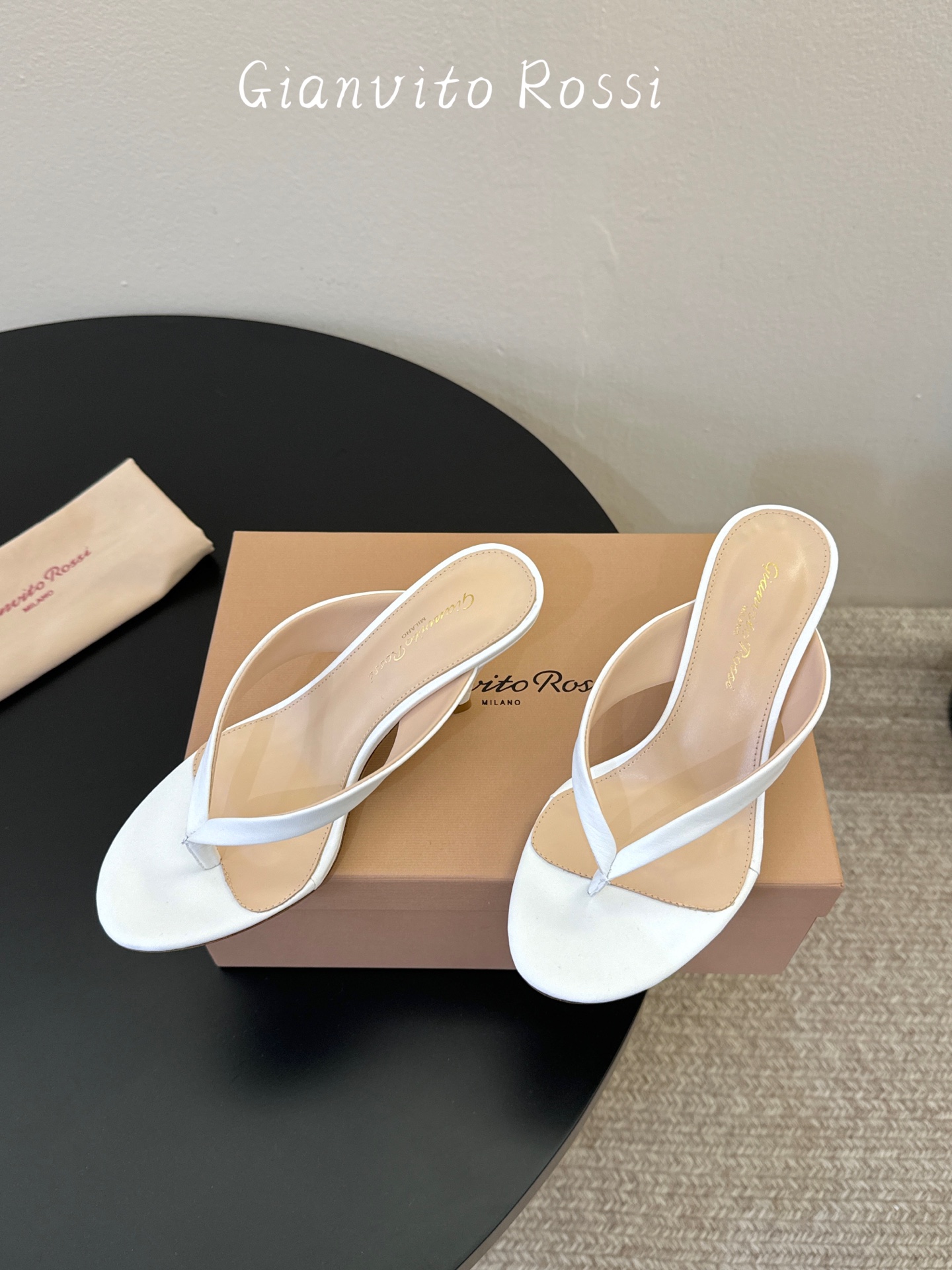 gianvito rossi.夏日夹脚拖鞋面牛皮，垫脚羊皮，意大利真皮底，尺码35-39（40以上定做）