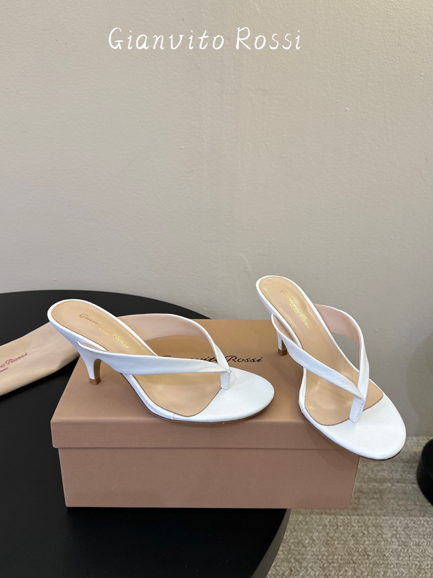 gianvito rossi.夏日夹脚拖鞋面牛皮，垫脚羊皮，意大利真皮底，尺码35-39（40以上定做）