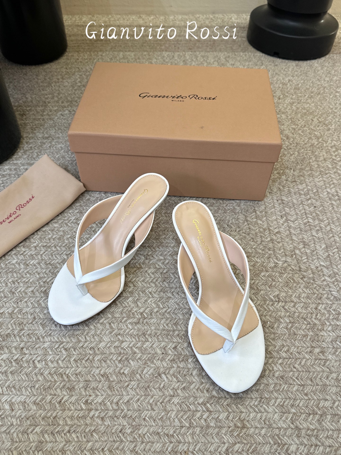 gianvito rossi.夏日夹脚拖鞋面牛皮，垫脚羊皮，意大利真皮底，尺码35-39（40以上定做）