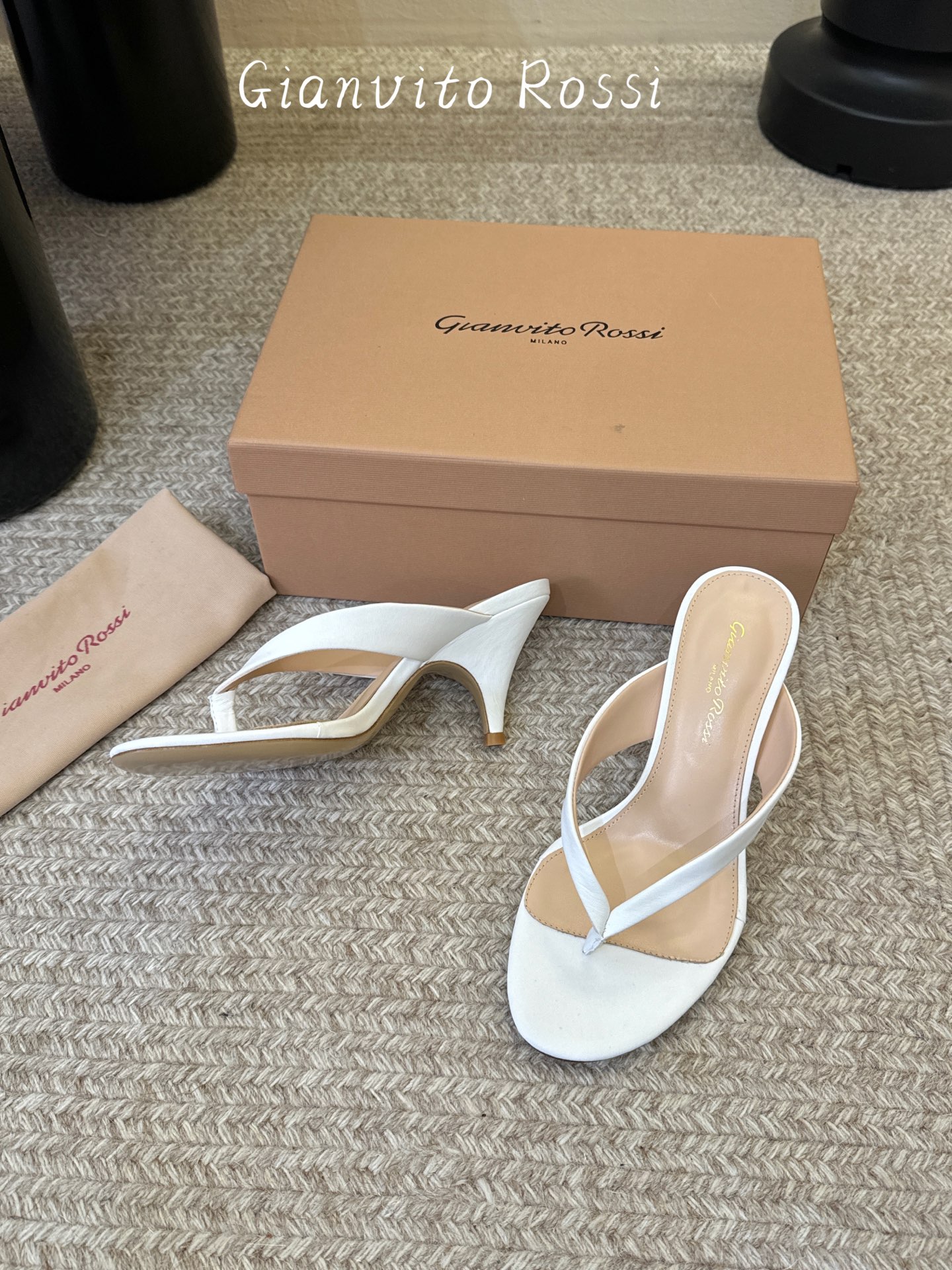 gianvito rossi.夏日夹脚拖鞋面牛皮，垫脚羊皮，意大利真皮底，尺码35-39（40以上定做）